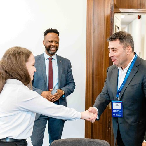 07_04_e-infra-london-business-school-burse-studenti-romani_1