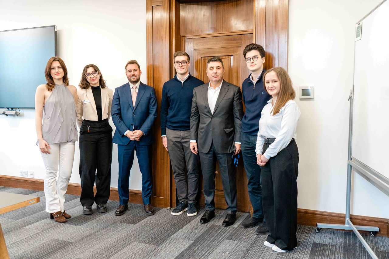 07_04_e-infra-london-business-school-burse-studenti-romani_2