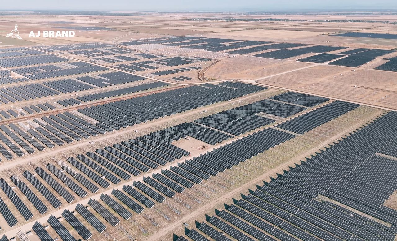 19_01_aj-brand-dezvoltator-roman-de-proiecte-fotovoltaice-si-eo_p90795