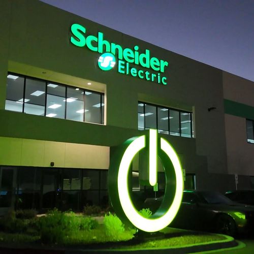 Schneider Electric: Avans de 12,8% pe managementul energiei și la centrele de date 