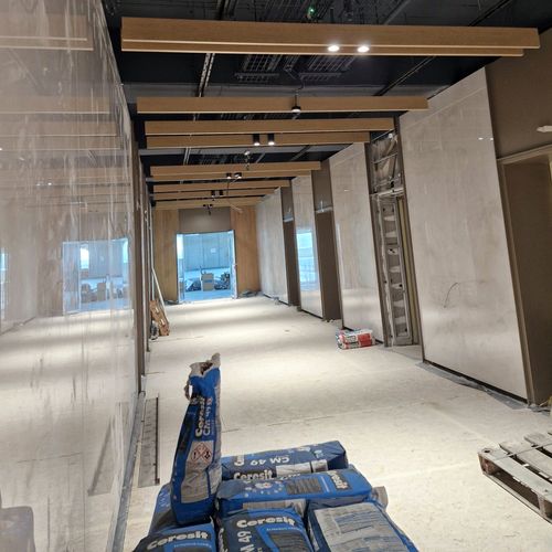Șantier STRABAG: Lucrări finale la fațada cortină a clădirii ARC Office Experience
