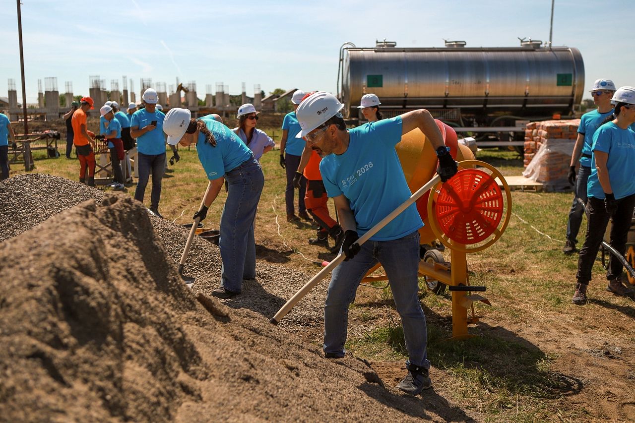15_05_habitat-for-humanity-ceo-build-2