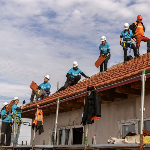 HOPE BUILD 2026: 350 de voluntari au construit 6 locuințe în 5 zile, la Berceni